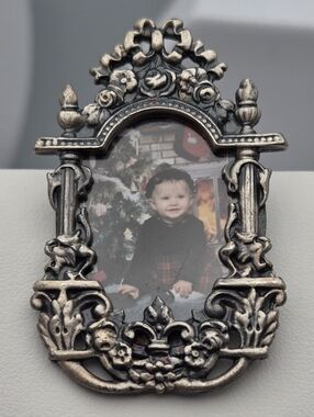 Vintage Papel Freelance Frame Pin Art Nouveau Mini Picture Frame Brooch 1.75"